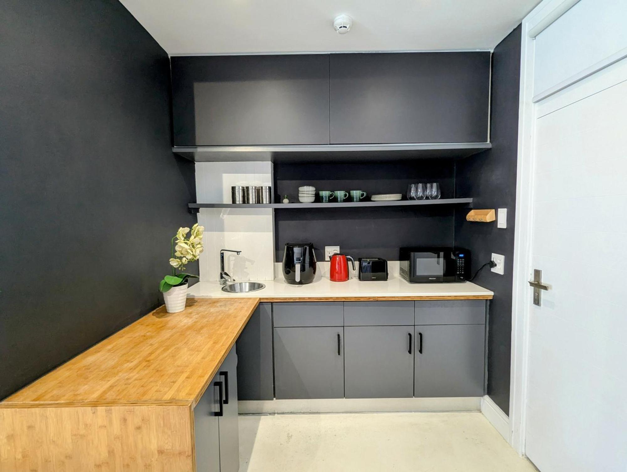 Modern With Balcony In Prime Sea Point Apartment