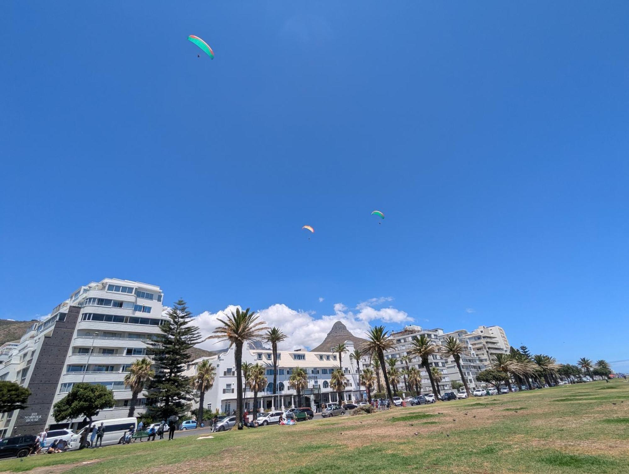 Apartment Modern With Balcony In Prime Sea Point Cape Town