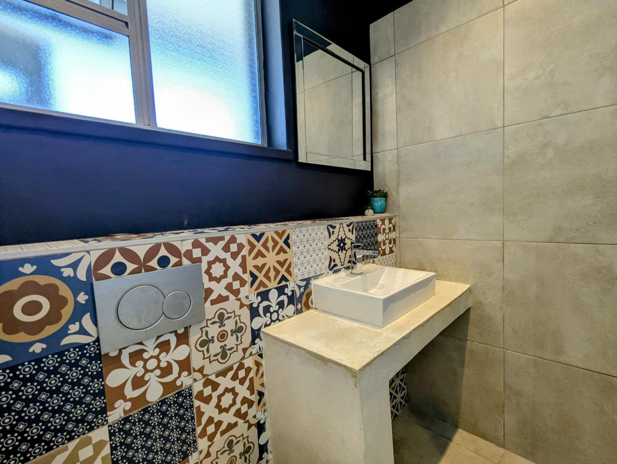 Modern With Balcony In Prime Sea Point