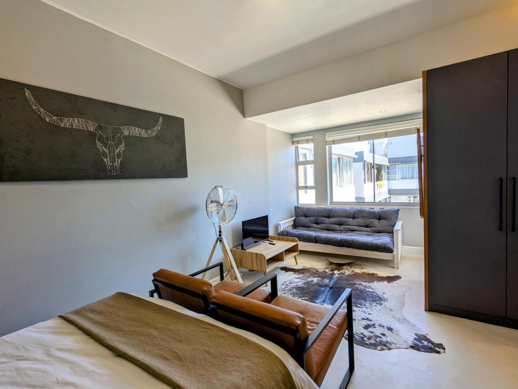 Modern With Balcony In Prime Sea Point Apartment