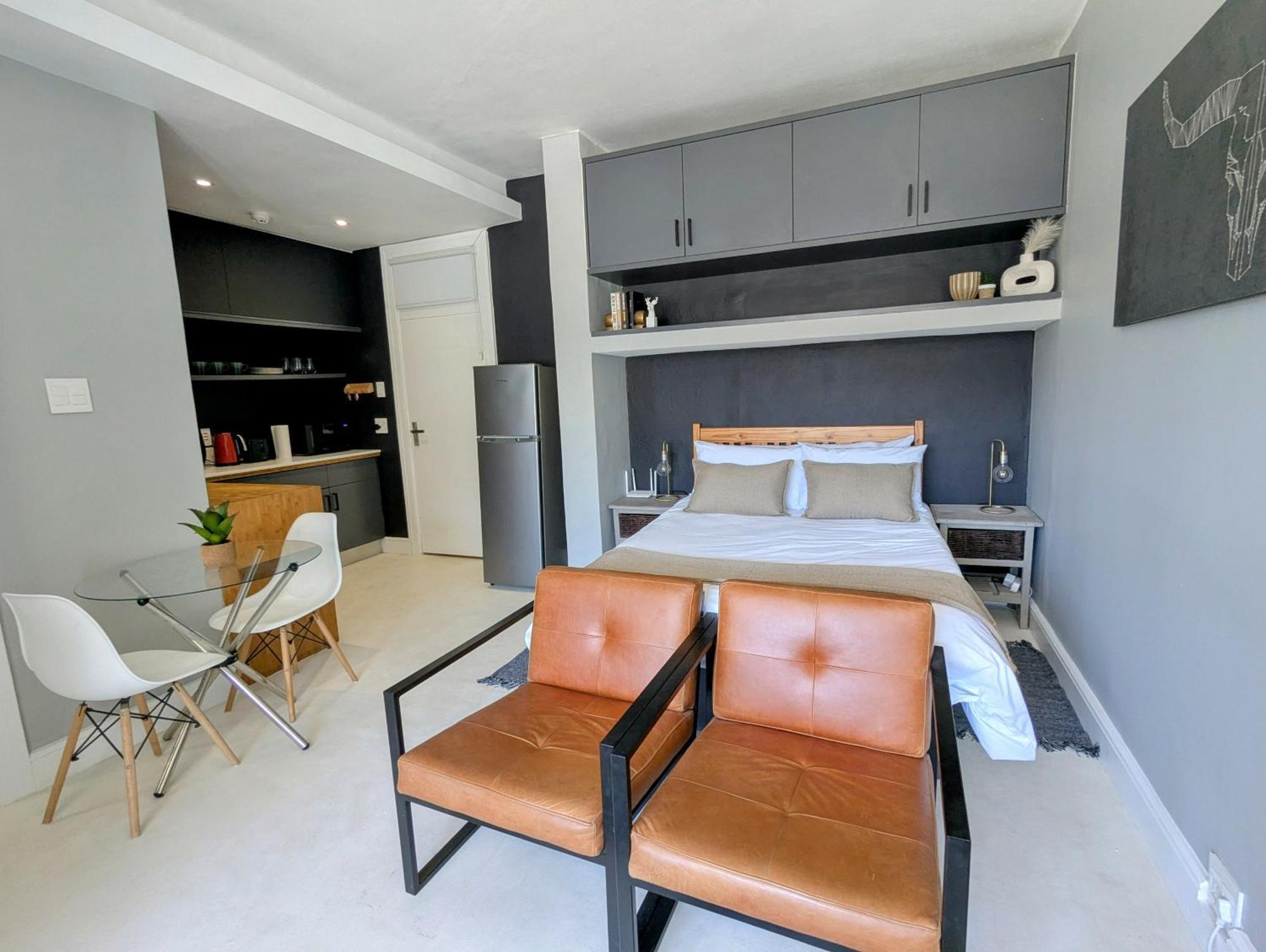Modern With Balcony In Prime Sea Point Apartment *