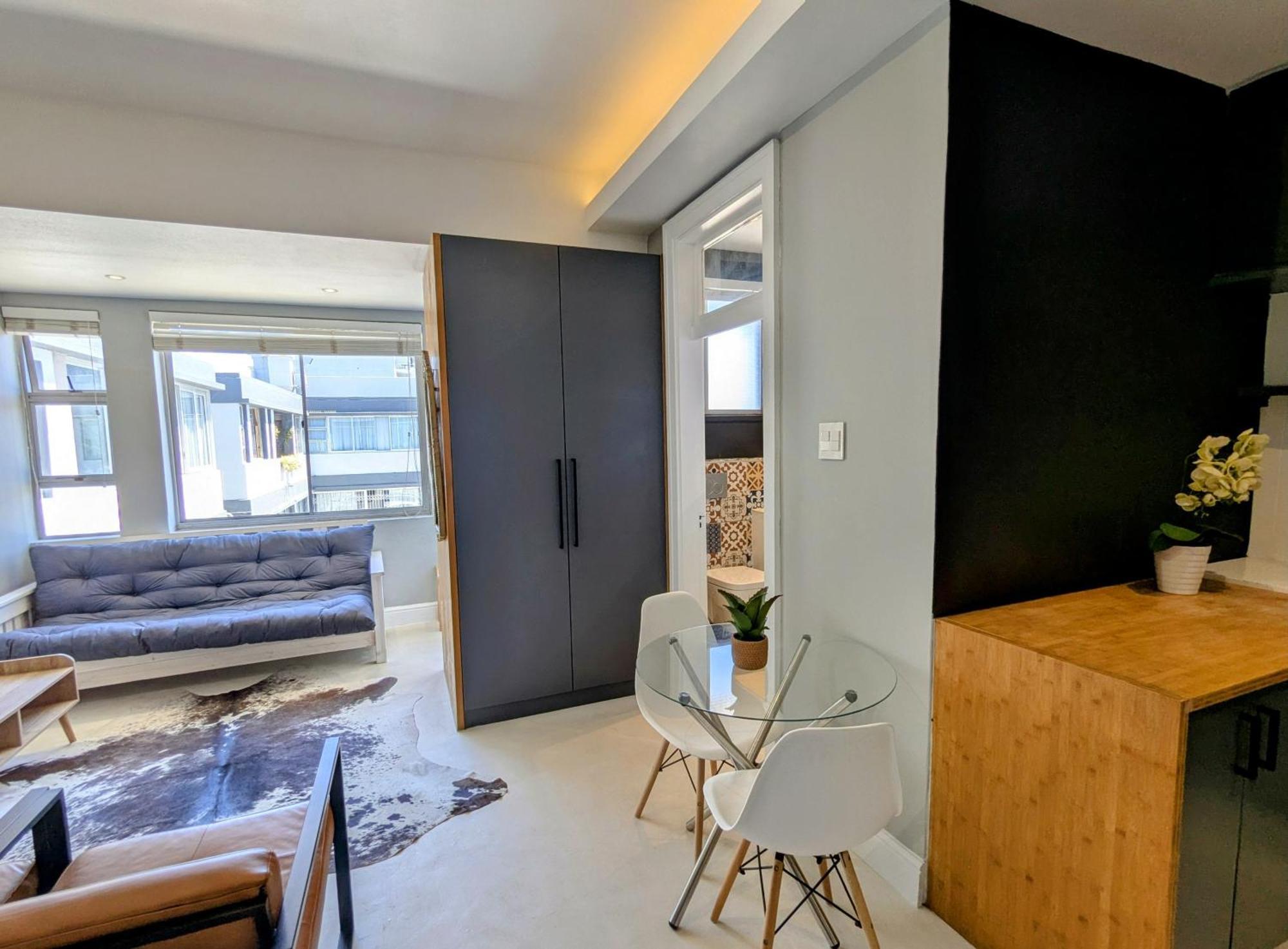 Apartment Modern With Balcony In Prime Sea Point *