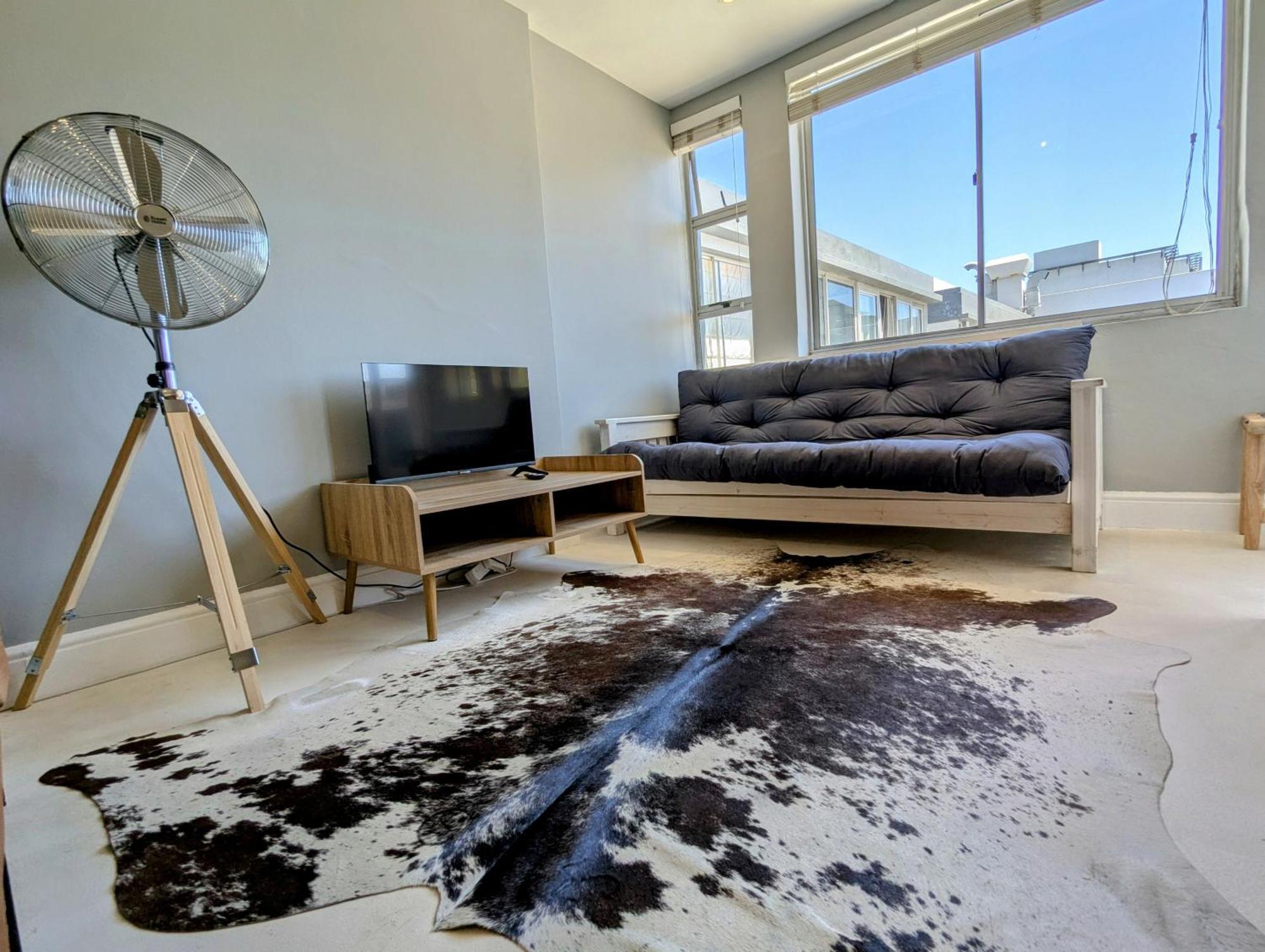 Apartment Modern With Balcony In Prime Sea Point *